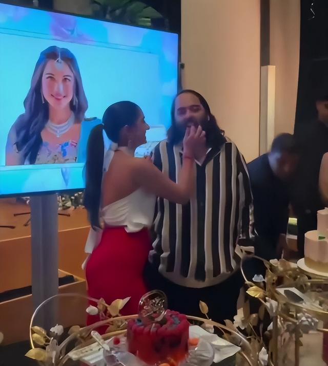 亚洲首富小儿媳和大伯哥曝炸裂丑闻？多次含情脉脉牵手摸腰