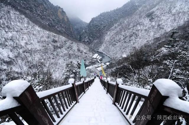 雪漫金丝峡，冰绘水墨画