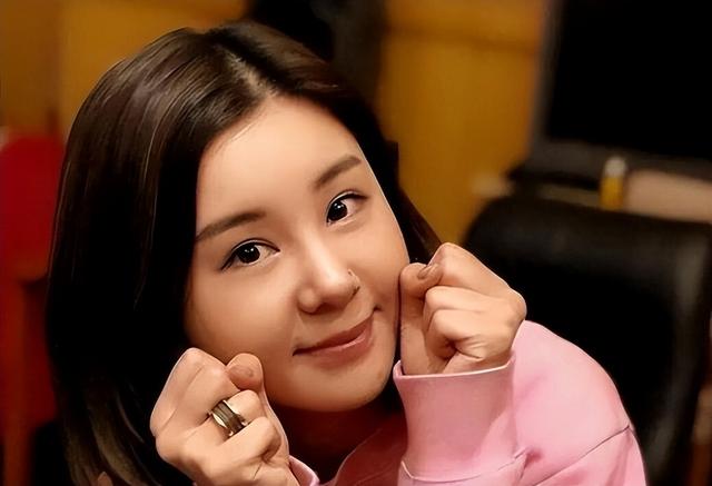 原来她是冯巩的“女儿”，出道20多年从不拍吻戏，年近40仍像18岁