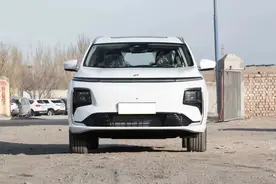 奇瑞新王炸！4米9大6座+零重力座椅，油耗1.49L，比理想L9便宜图片