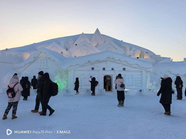 哈尔滨冰雪大世界冰雪温泉营地吃住玩为游客带来别具特色的享受