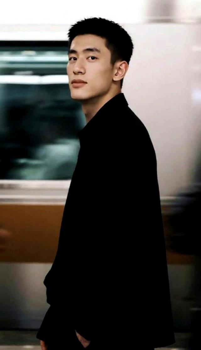 耐看型帅哥，这气质简直绝绝子，一看就是个好男人。