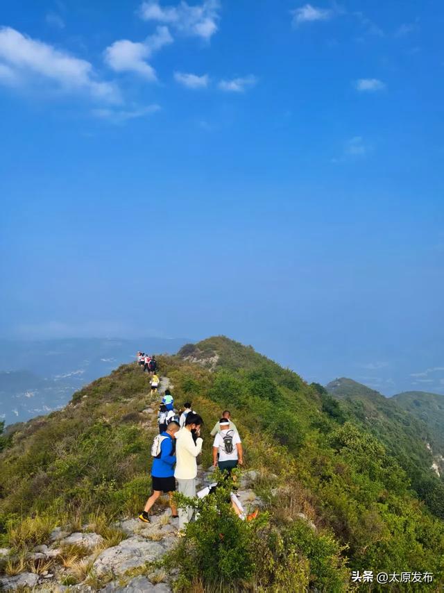 户外徒步登山 感受一城山色