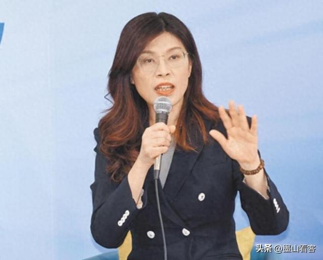 郑丽文“变绿”？何鹰鹭宣布退党，当面质疑郑：为什么不敢喊统一