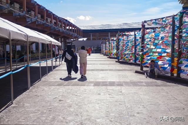 玉龙雪山有点过分,其实不用坐索道,光游客中心都能逛吃玩上一天