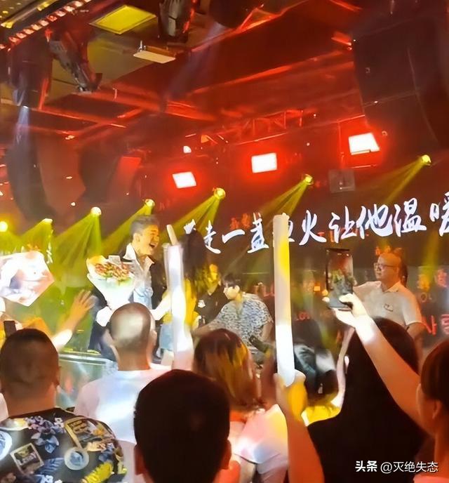 他8次上春晚，作死被捕入狱，今54岁无人问津，老搭档也断了联系