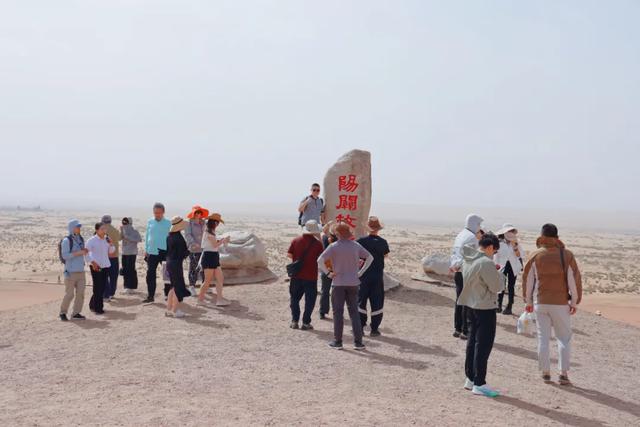 美国商界考察团踏访敦煌阳关 沉浸式体验丝路文化