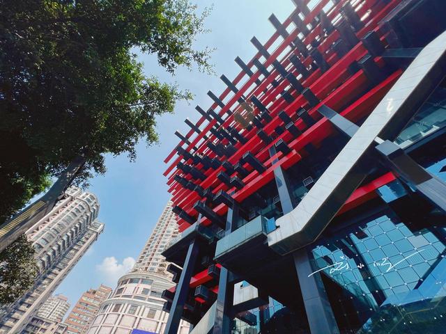 重庆市中心竟藏着一栋“筷子怪楼”？外形太吸睛，已成网红打卡点