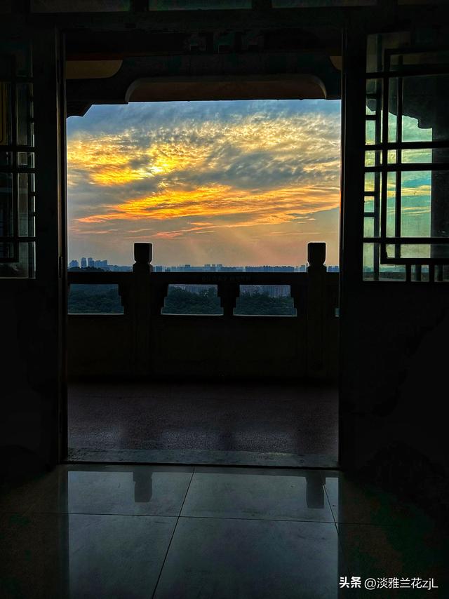 重阳节，登高远望城市风光。