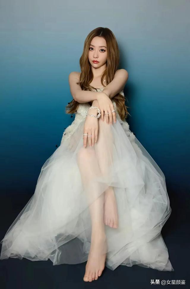 张靓颖大胆的透视裙嫩脚丫，她脚趾怎么这么长？