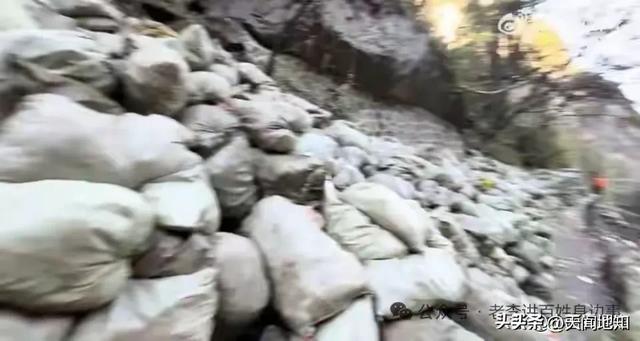 陕西华阴华山景区垃圾“围城”毁名山,华山景区该醒醒了