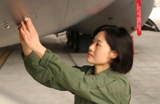 阅兵女机长身份曝光！私生活被扒牺牲太大，老公不简单，央视点名