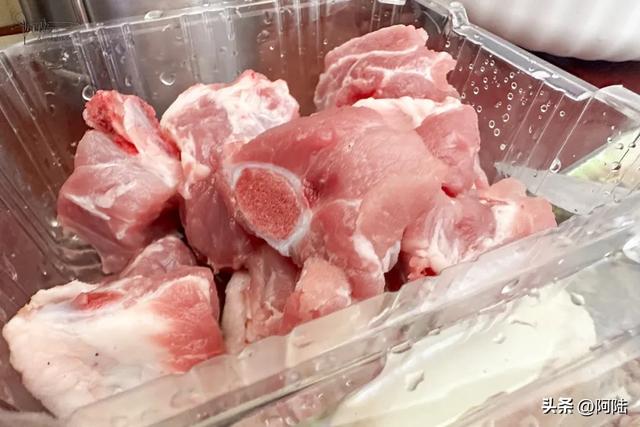 旅居大理，偶尔也会自己动动手，最近做的是它：排骨芋艿汤