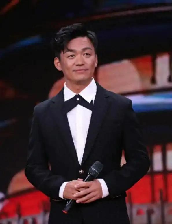 王宝强离婚9年	，拿下200亿票房成就！一对子女成为他的“救赎”！