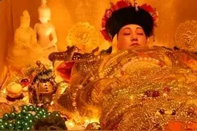 1972年内蒙发现康熙女儿墓，尸身穿龙袍240年不腐，葬品估值过亿图片