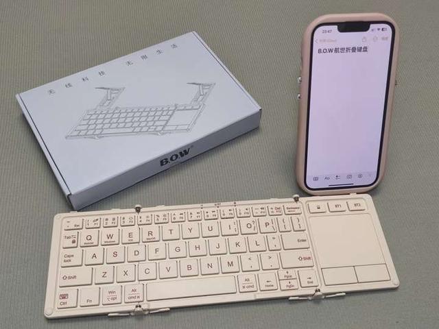 轻盈折叠，畅连三设备，BOW三折叠蓝牙键盘测评