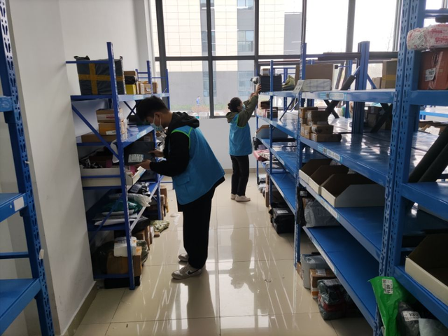快递驿站的末路！昔日月入几万，如今无人接盘，未来快递谁来送？