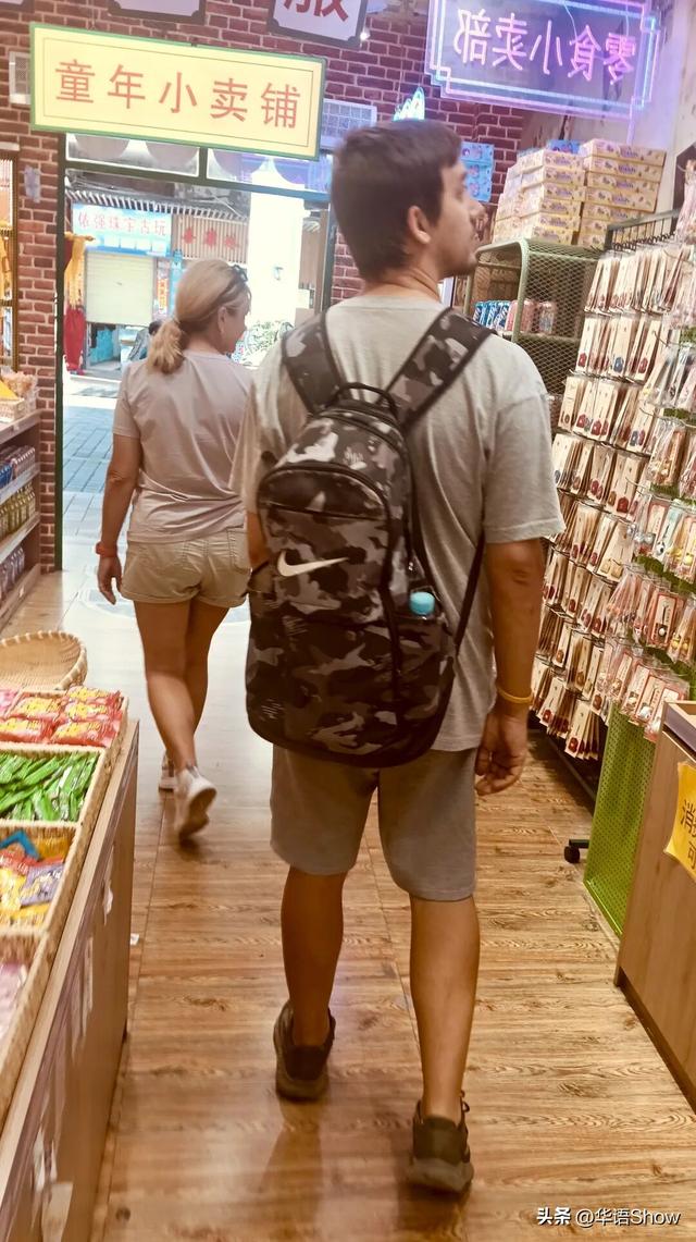 封关前瞻丨海口骑楼老街冬日景象：满眼都是外国人