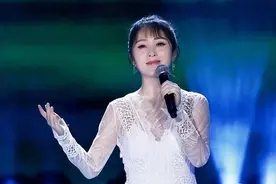 28岁凭星光大道一夜爆红，31岁嫁给二婚云飞，39岁终成平凡主妇图片