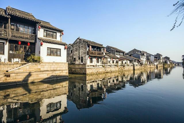 文旅产业严重过剩，复制粘贴的古镇还能骗我们多久？
