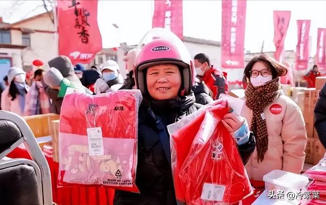 刘强东返乡发超万件年货，令人恶心的事却发生	，父亲被人围堵塞信