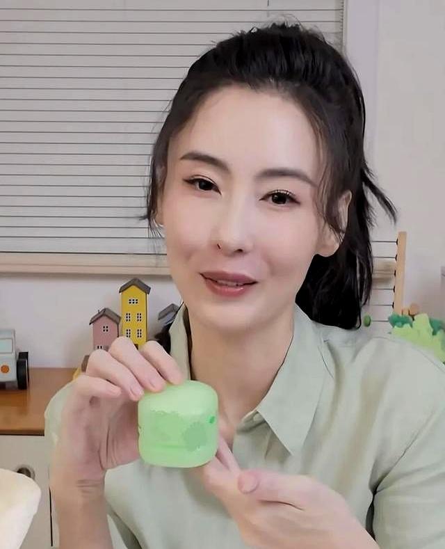 45岁张柏芝还在整牙！新牙太大近照嘴都凸了，网友劝她赶紧换掉