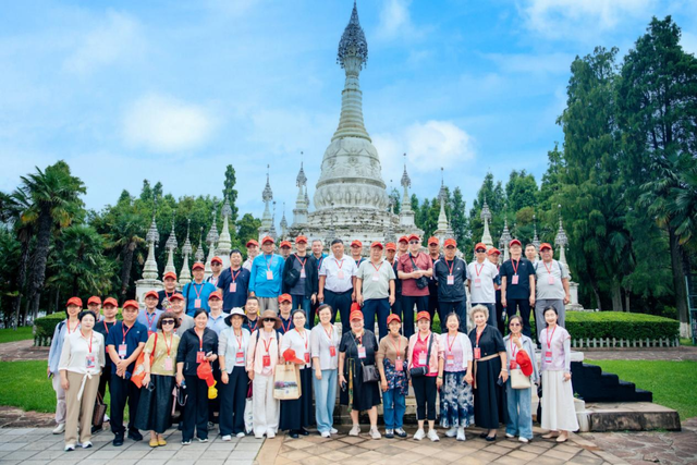 全国劳模代表团赴云南民族村参观考察