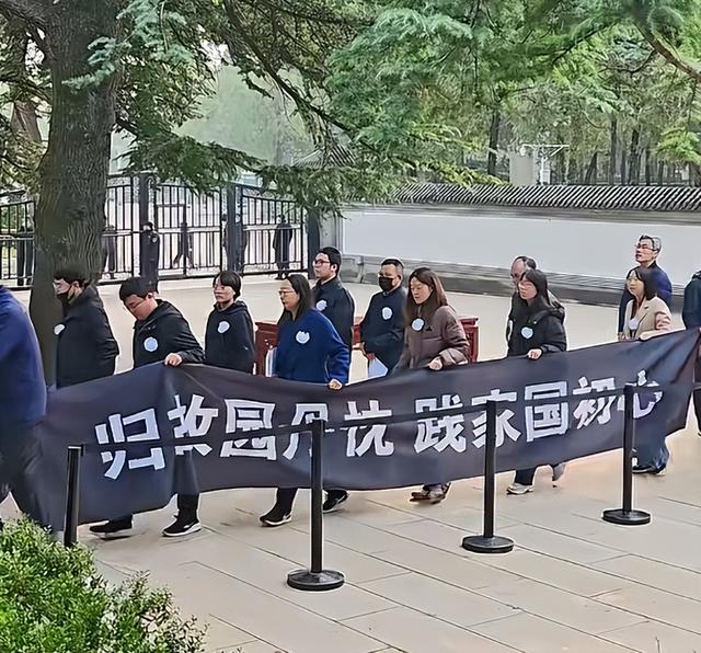杨振宁身覆国旗，翁帆是家属代表站第一位，重量级好友也到场悼念
