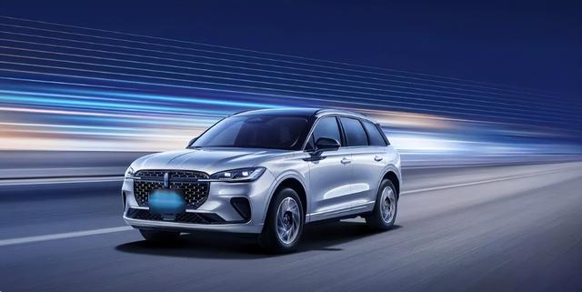 开油车的笑了	，开电车的慌了？2026油电新政实锤，税费规则全变了