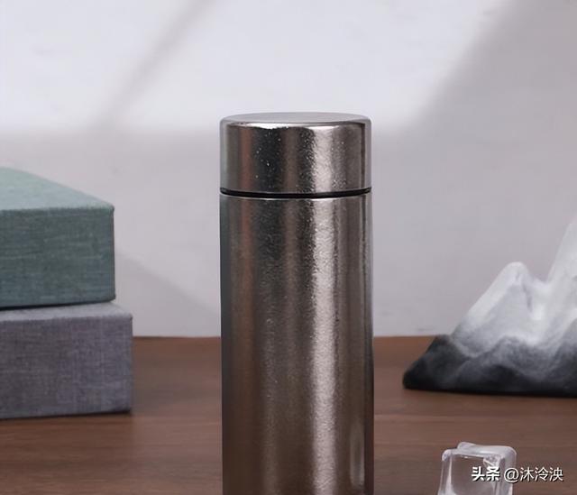 央视曾曝光的“夺命毒杯	”	，热水进“毒水”出，看看你家有没有