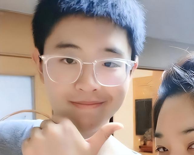 51岁主持人方琼：嫁给电视台领导，21岁儿子不仅长得像她还是学霸