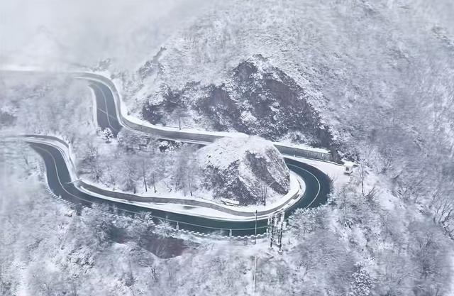 美到窒息！立冬航拍北京延庆的雪，天地间铺展水墨长卷！