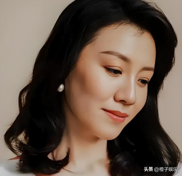 与四婚名导同居三年流产两次不结婚，转身下嫁穷小子，如今咋样？
