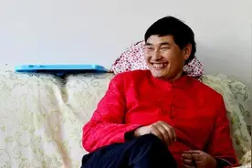 60岁大妈跪在大衣哥家门口，张嘴就要3万块钱，不给借钱就不走图片