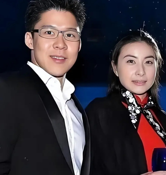 三连升！霍启刚官宣喜讯，新身份给郭晶晶长脸，让李嘉诚不敢吭声