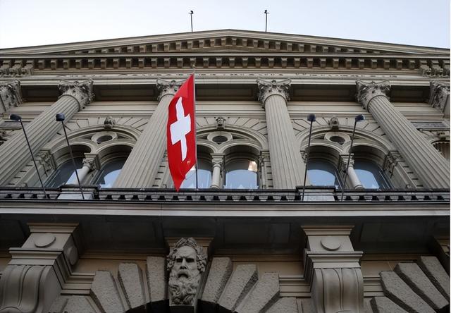 历史开了个玩笑：第一个倒下的不是乌克兰	，而是百年中立的瑞士？