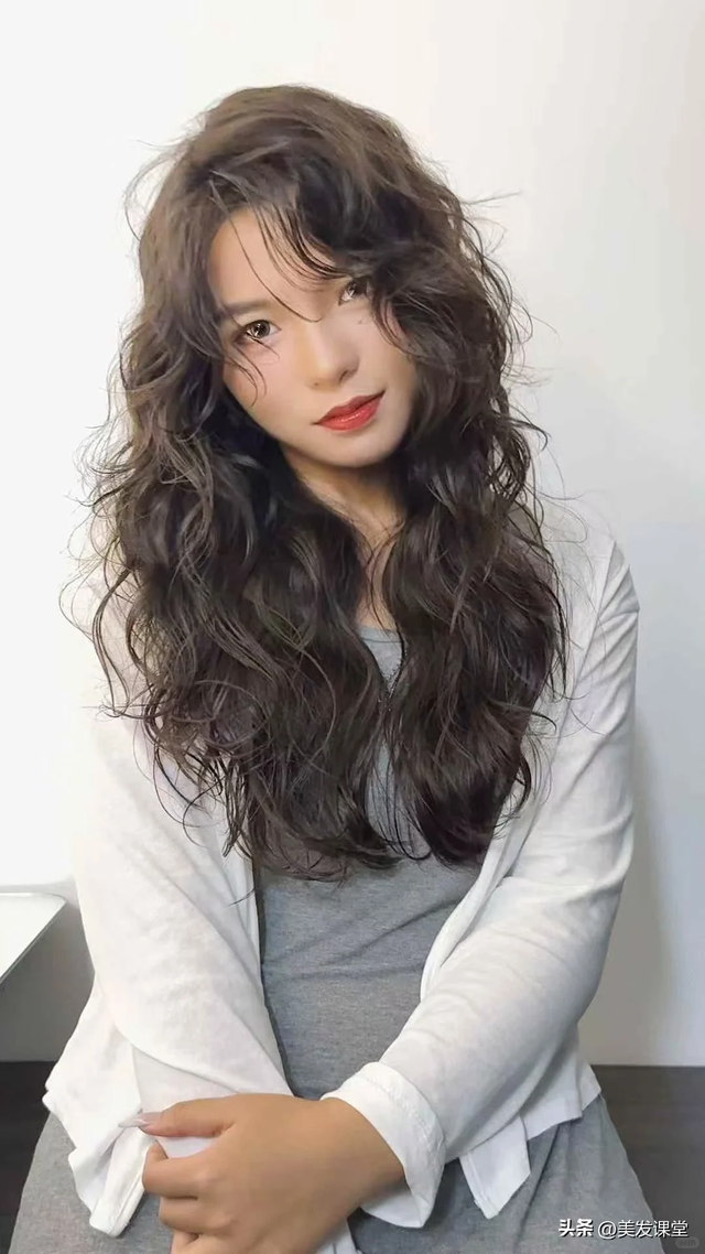 三种很流行的女生烫发发型， 慵懒蓬松很优雅，极具高级感