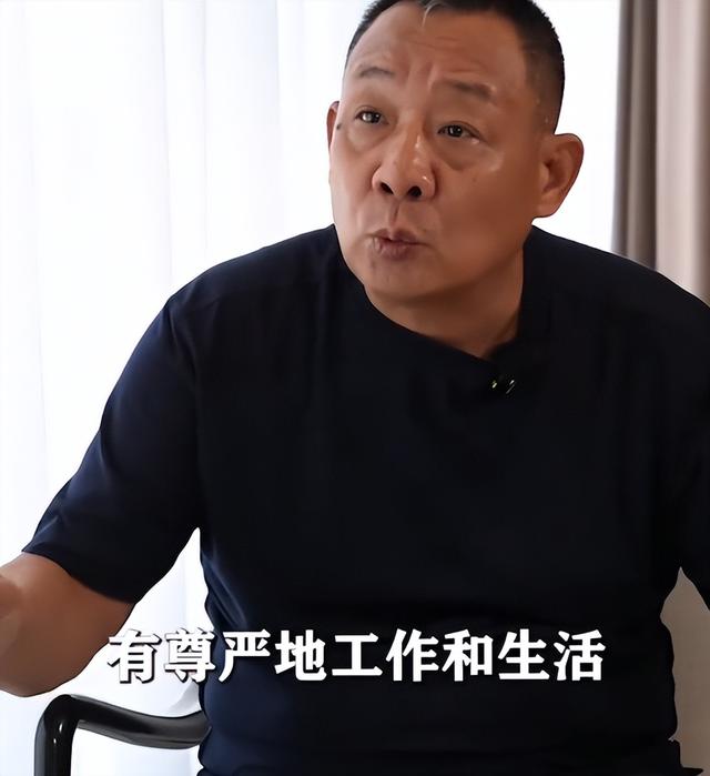 警惕“造神”陷阱！人民日报专访连发多问，揭露于东来真实的想法