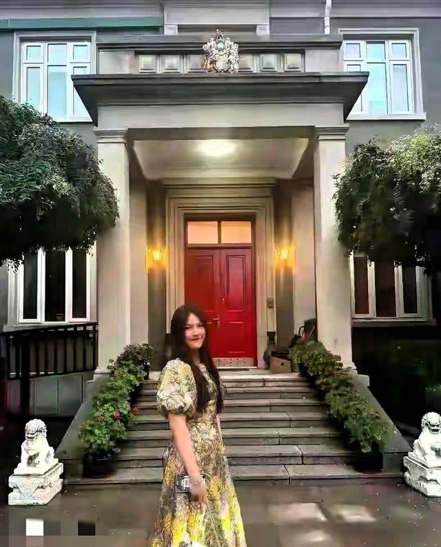 李湘晒自己家北京小院，房子太大了 网友认为是景区，真是有钱人呐