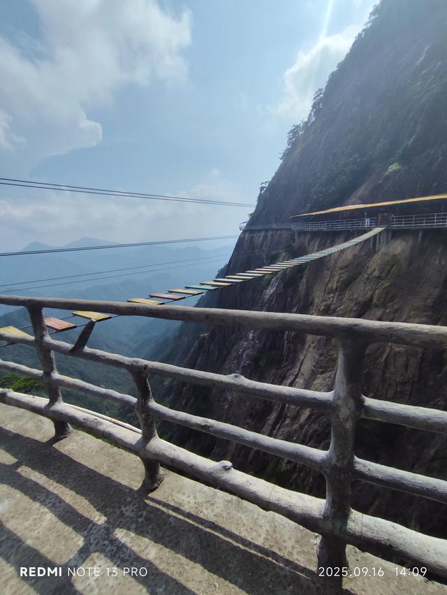 看明堂山⛰️万米高空玻璃栈道！悬崖天路！人间仙境！