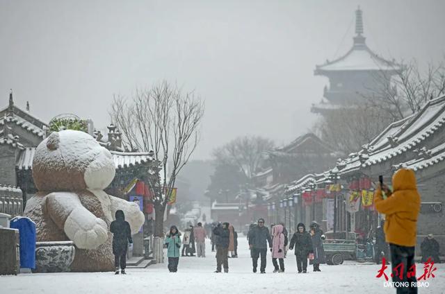 踏雪访古城！大同初雪引众游客打卡，雪景与市井气双向治愈~