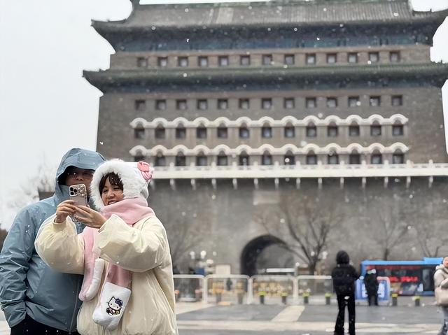 视点｜初雪降临前门步行街 白雪绘就京城冬韵