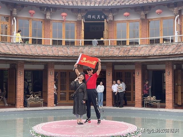 福建土楼此为珍，日昇楼内堪叹神：大埕水波盛，观光免走山路深！