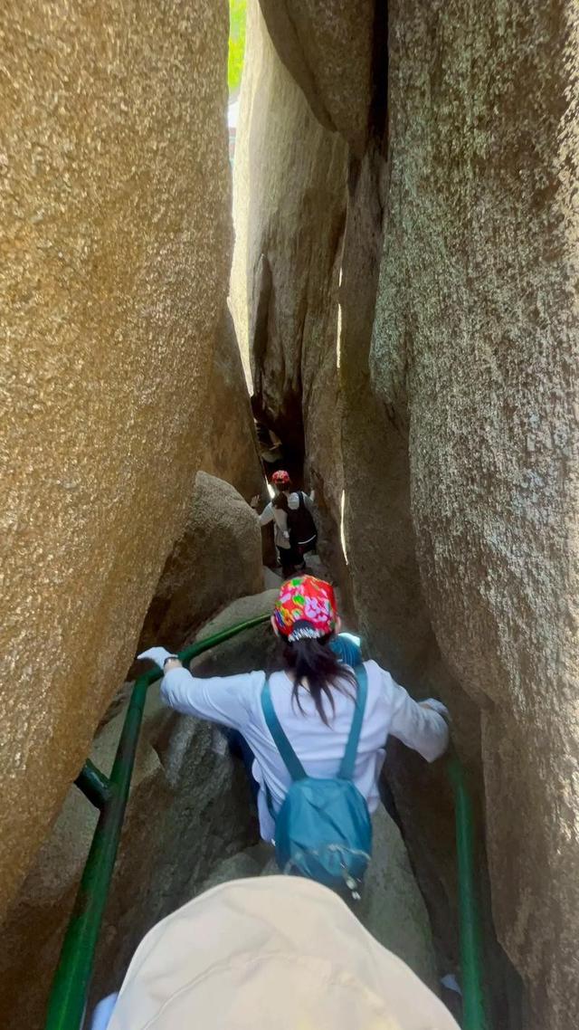 凤凰山51岁男子坠崖，妻子目睹全过程，死亡画面曝光，坐栏杆摔下