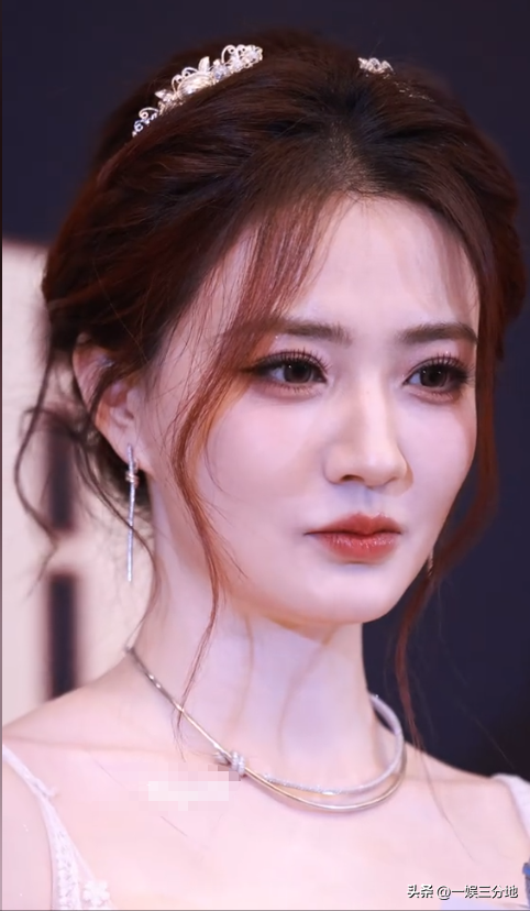 北京红毯，摔跤、独眼龙造型、礼服搭棉鞋，走秀反成大型灾难现场