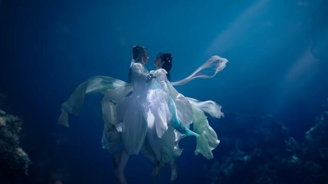 二刷《长相思》才看懂，原来小夭额间的桃花，早就暗示了她的真身