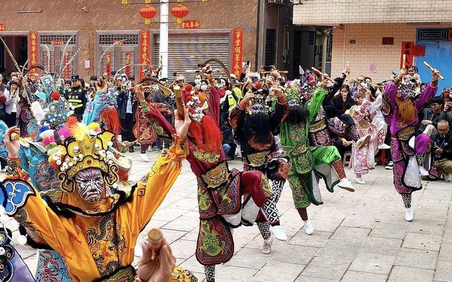 旅游大巴进村凑热闹！湛江百姓村年例火爆出圈，成湛江文旅新名片