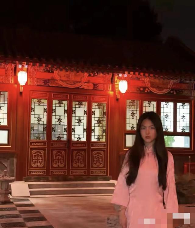 王诗龄半夜穿旗袍亮相自家北京小院，披头散发，中式恐怖氛围拉满