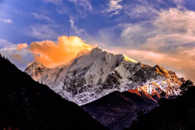 直击梅里雪山日照金山！太子十三峰云雾缭绕，仙境不过如此