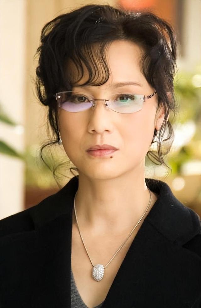 她长得太美被导演据为己有，同居27年无名无分，年仅63岁不治身亡